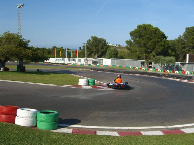 Piloto en su paso por curva.jpg